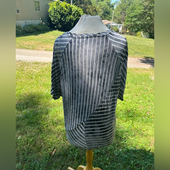 BAY STUDIO WOMENS L GREY GEOMETRIC STRIPE TOP - Picture 4 of 8